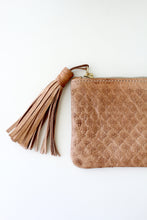 Carregar imagem no visualizador da galeria, Blossom Tassel Pouch
