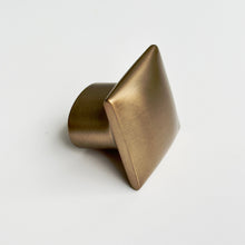 Carregar imagem no visualizador da galeria, Brushed Bronze &quot;Flow&quot; T-Bar Cabinet Knob and Drawer Pull
