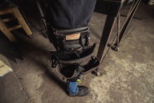 Carregar imagem no visualizador da galeria, AWP L-903-1 TrapJaw Oil Tanned Leather Tool Rig
