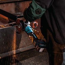 Carregar imagem no visualizador da galeria, Makita GAG14M1 40V max XGT® Brushless Cordless 4‑1/2” / 6" Paddle Switch Angle Grinder Kit, with Electric Brake (4.0Ah)
