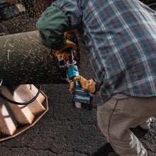 Carregar imagem no visualizador da galeria, Makita GAG14M1 40V max XGT® Brushless Cordless 4‑1/2” / 6" Paddle Switch Angle Grinder Kit, with Electric Brake (4.0Ah)
