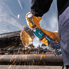 Carregar imagem no visualizador da galeria, Makita GAG14M1 40V max XGT® Brushless Cordless 4‑1/2” / 6" Paddle Switch Angle Grinder Kit, with Electric Brake (4.0Ah)
