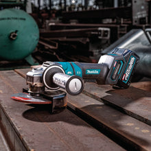 Carregar imagem no visualizador da galeria, Makita GAG14M1 40V max XGT® Brushless Cordless 4‑1/2” / 6" Paddle Switch Angle Grinder Kit, with Electric Brake (4.0Ah)
