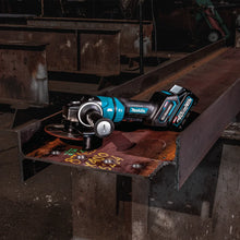 Carregar imagem no visualizador da galeria, Makita GAG14M1 40V max XGT® Brushless Cordless 4‑1/2” / 6" Paddle Switch Angle Grinder Kit, with Electric Brake (4.0Ah)
