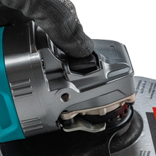 Carregar imagem no visualizador da galeria, Makita GAG14M1 40V max XGT® Brushless Cordless 4‑1/2” / 6" Paddle Switch Angle Grinder Kit, with Electric Brake (4.0Ah)
