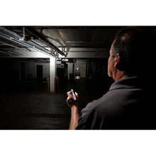 Carregar imagem no visualizador da galeria, Milwaukee 2161-21 Redlithium™ USB 1100L Twist Focus Flashlight
