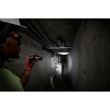 Carregar imagem no visualizador da galeria, Milwaukee 2162-21 REDLITHIUM USB 2,000L Slide Focus Flashlight
