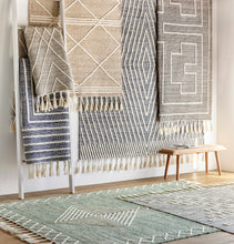 Carregar imagem no visualizador da galeria, Azra Tasseled Jute&amp;Wool Rug
