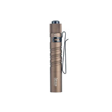 Carregar imagem no visualizador da galeria, OLIGHT I3TDT1 i3T EOS Small Flashlight - Desert Tan
