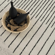 Carregar imagem no visualizador da galeria, Angus Black&amp;White Geometric Area Rug
