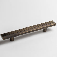 Carregar imagem no visualizador da galeria, Rail, Antique Brass Cabinet Pulls
