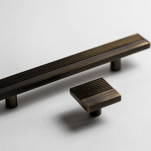 Carregar imagem no visualizador da galeria, Rail, Antique Brass Cabinet Pulls
