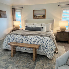 Carregar imagem no visualizador da galeria, Weathered Cream Round Table Lamp
