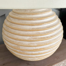 Carregar imagem no visualizador da galeria, Weathered Cream Round Table Lamp
