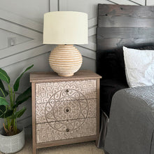 Carregar imagem no visualizador da galeria, Weathered Cream Round Table Lamp
