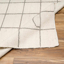 Cargar imagen en el visor de la galería, Tieve Black &amp; White Grid Wool Rug
