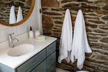 Carregar imagem no visualizador da galeria, Bath Towel Made of Luxury USA Cotton
