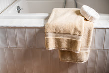 Carregar imagem no visualizador da galeria, Bath Towel Made of Luxury USA Cotton

