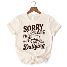 Carregar imagem no visualizador da galeria, Sorry I&#39;m Late Funny Lamb T-Shirt, Retro Dilly Dallying White and Natural Tee for Quirky Women
