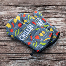 Load image into Gallery viewer, Chillin&#39; Chillies Oven Mitts And Potholder Set
