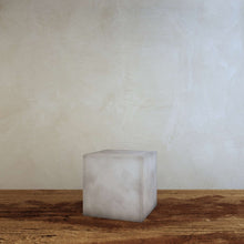 Carregar imagem no visualizador da galeria, Abak Alabaster Table Lamp
