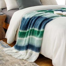 Carregar imagem no visualizador da galeria, Blue Green White Fleece Throw Blanket
