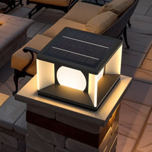 Carregar imagem no visualizador da galeria, Alethea Outdoor Garden Lamp
