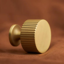 Carregar imagem no visualizador da galeria, Aniq Brass Knob &amp; Pull Bar
