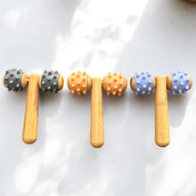 Carregar imagem no visualizador da galeria, Bamboo Body Massage Tool with Silicone Rolling Head
