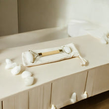 Carregar imagem no visualizador da galeria, Bamboo Facial Roller
