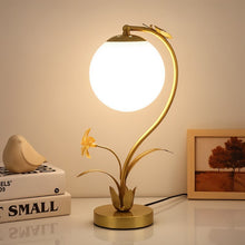 Carregar imagem no visualizador da galeria, Bloom Table Lamp
