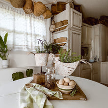 Carregar imagem no visualizador da galeria, Indoor/Outdoor Distressed Hen Planter, Choose Your Style

