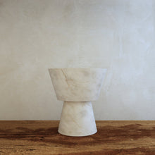 Carregar imagem no visualizador da galeria, Henqet Alabaster Table Lamp
