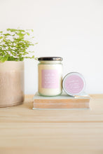 Carregar imagem no visualizador da galeria, A Basket Full of Flowers Candle
