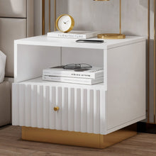 Carregar imagem no visualizador da galeria, Rippled Side Table
