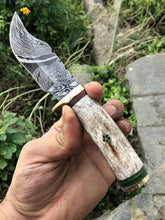Carregar imagem no visualizador da galeria, Custom Handmade Damascus Hunting Knife – 7.5” with Bone Handle
