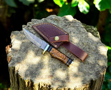 Carregar imagem no visualizador da galeria, Custom Handmade Damascus Hunting Knife with Epoxy Handle
