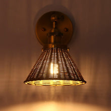 Carregar imagem no visualizador da galeria, Traditional 1-Light Golden Wall Light
